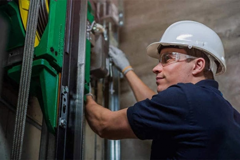Técnico realizando manutenção em elevador